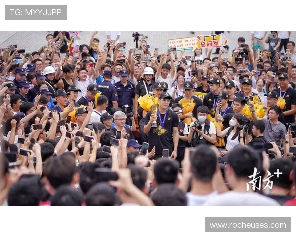 中国男篮凯旋归国首度亮相首都机场 中国男篮凯旋归国首度亮相首都机场